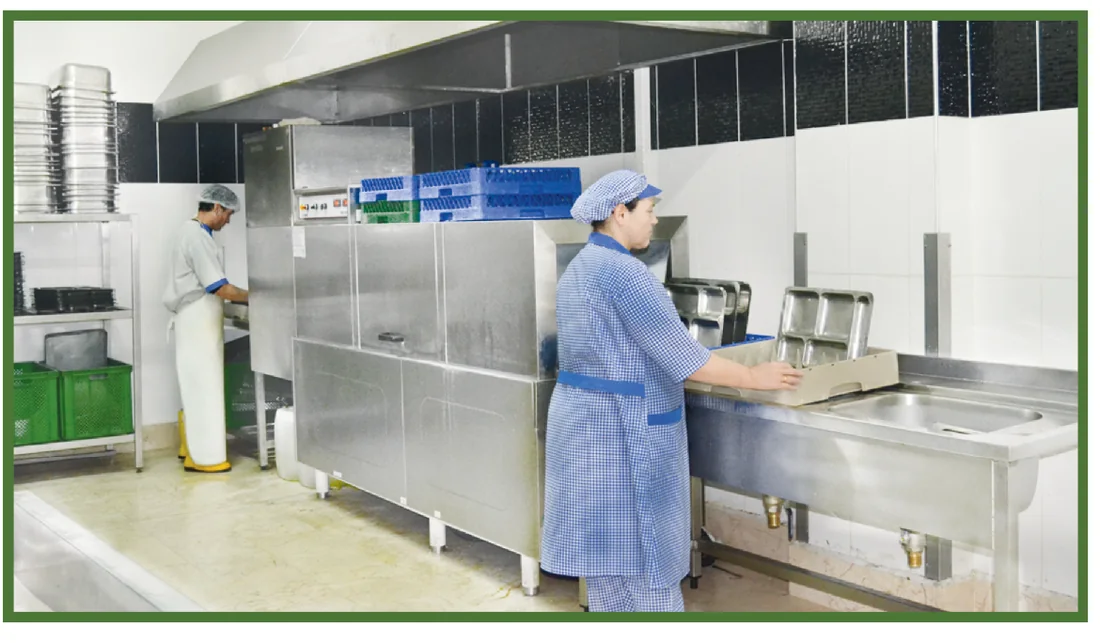 Öztekinler Yemek tesisinde endüstriyel tünel bulaşık makinesinde tepsi yıkama hattı