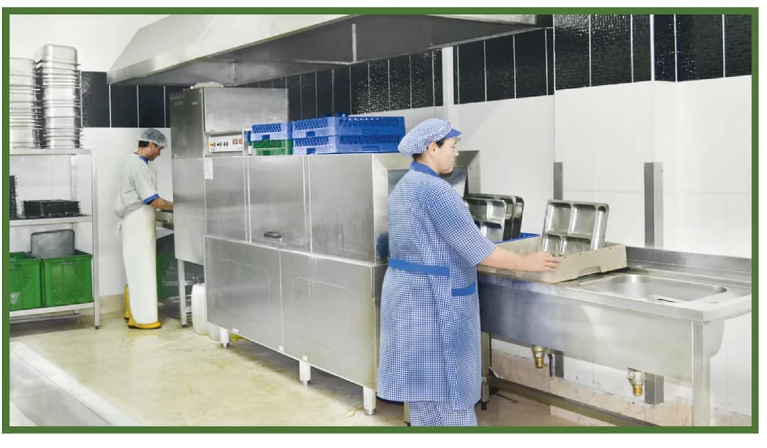 Öztekinler Yemek tesisinde endüstriyel tünel bulaşık makinesinde tepsi yıkama hattı