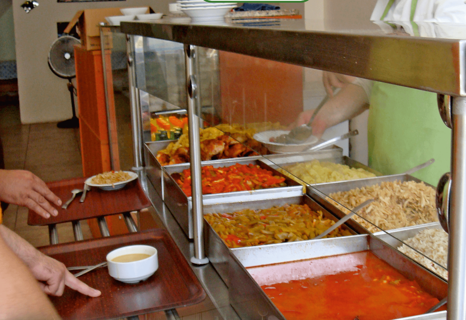 Öztekinler Yemek yerinde servis ekibinin mutfakta hazırlık yaptığı an