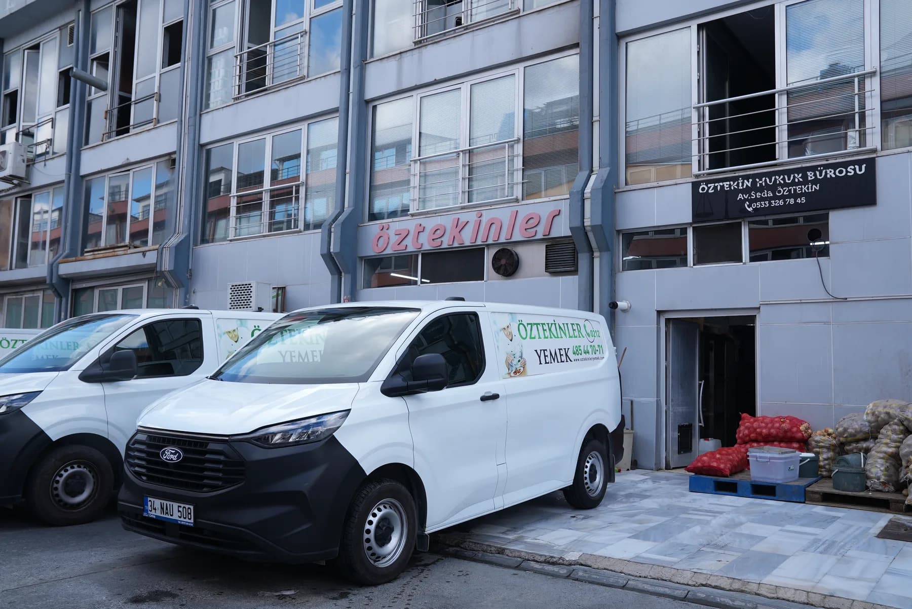 Öztekinler Yemek üretim merkezinin dış cephesi ve sevkiyat araçları