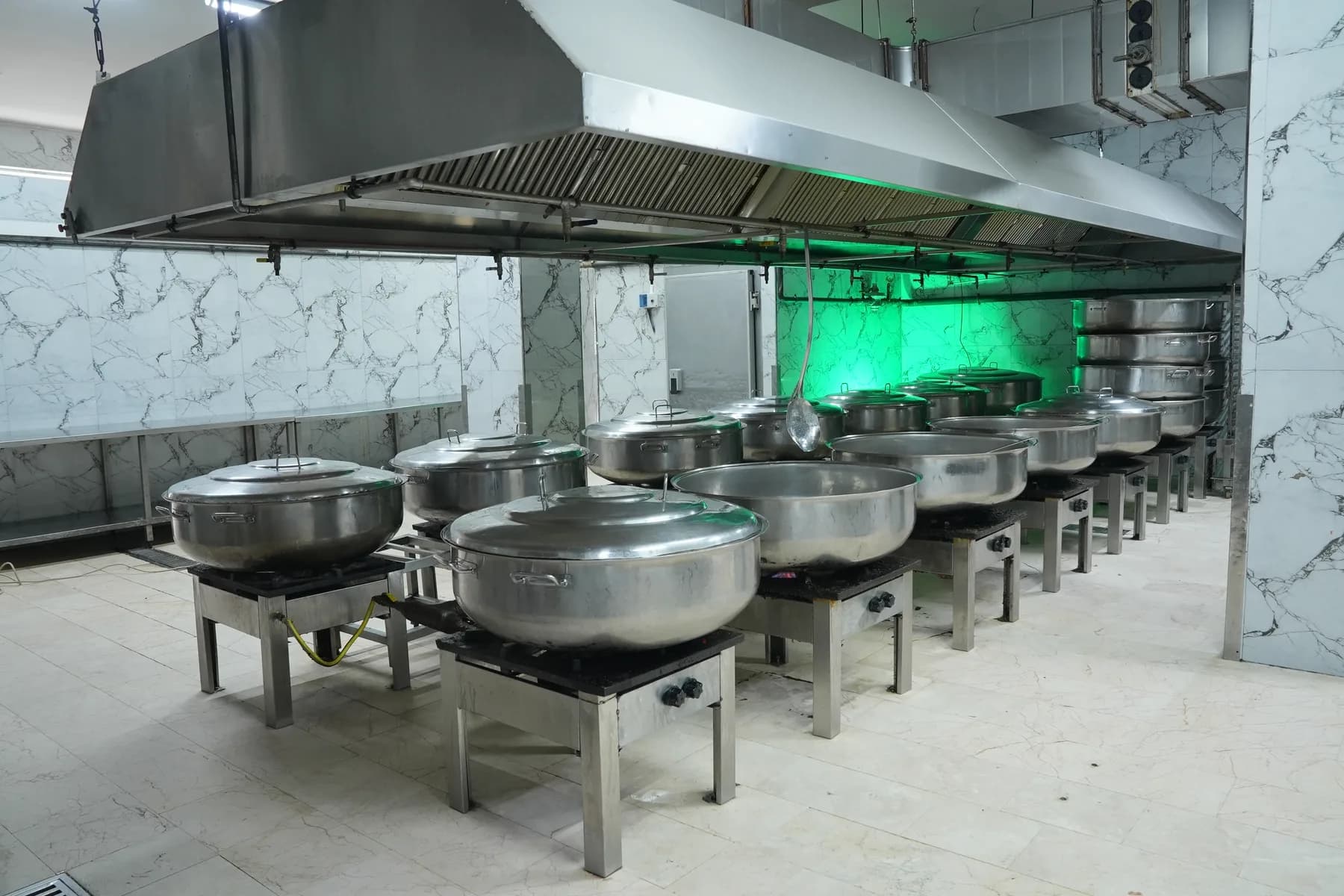 Öztekinler Yemek endüstriyel mutfağındaki paslanmaz çelik pişirme kazanları