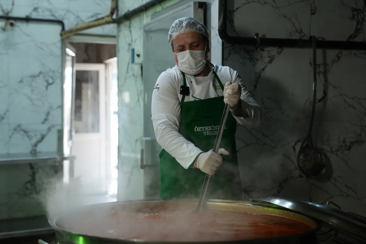Öztekinler Yemek mutfağında büyük kazanda sıcak yemek üretimi