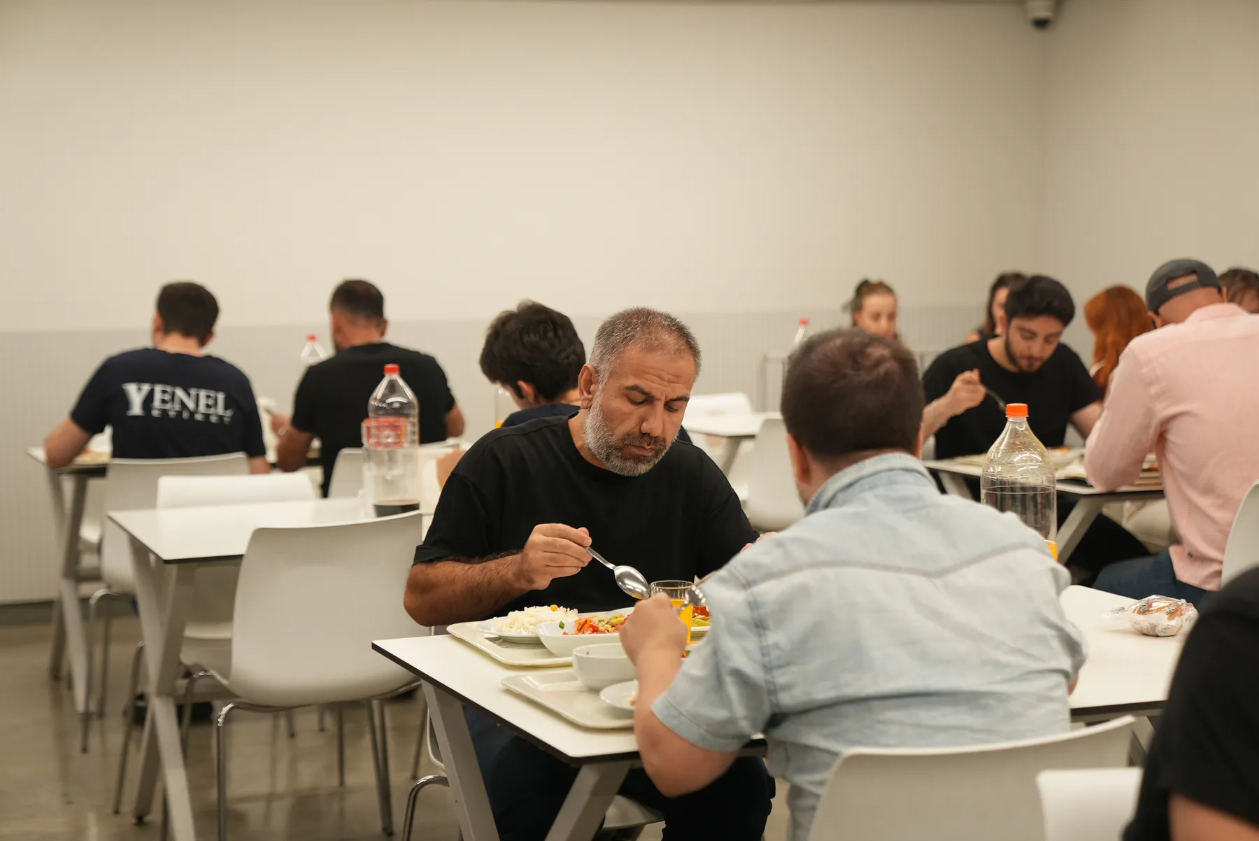 Öztekinler Yemek hizmeti verilen yemekhanede öğünlerini tüketen çalışanlar